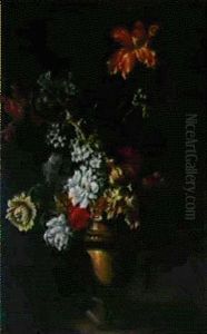 Bouquet De Fleurs Dans Un Vase De Bronze Sur Un Entablement