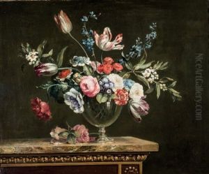 Tulipanes, Rosas Y Otras Flores En Una Copa De Cristal Sobre Una Mesa De Marmol