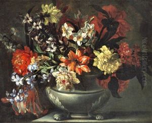 Blumenstraus In Einer Steinernen Vase