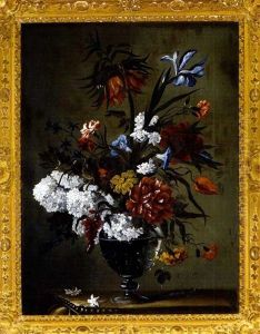 Ein Blumenstraus Mit Schneeballen, Nelken, Wicken, Pfingstrose, Iris, Kaiserkrone Und Anderen Bluten In Einer Glasernen Vase