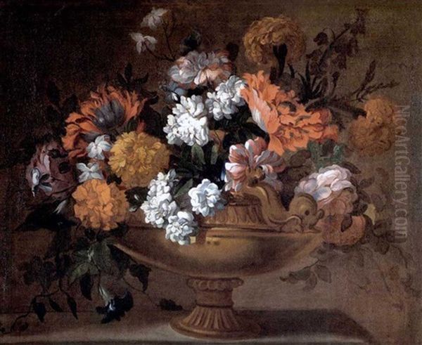 Blumen In Einer Steinvase Auf Einer Plinthe - view 1
