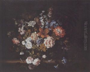 Bouquet De Fleurs Dans Un Vase En Verre Sur Un Entablement De Pierre