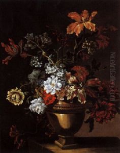 Bouquet De Fleurs Dans Un Vase En Pierre Sur Une Entablement