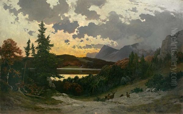 Hirsche In Der Abenddammerung Am See. Gebirgszug Im Abendlichen Gegenlicht. Prachtvolles Panoramabild - view 1