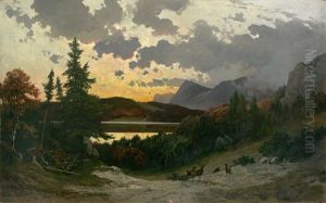 Hirsche In Der Abenddammerung Am See. Gebirgszug Im Abendlichen Gegenlicht