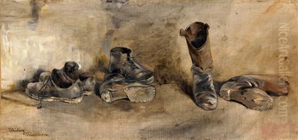 Abgelegte Stiefel Und Schuhe An Einer Hauswand - view 1