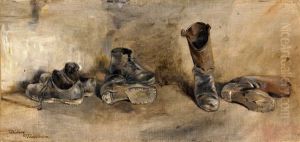 Abgelegte Stiefel Und Schuhe An Einer Hauswand Abgelegte Stiefel Und Schuhe An Einer Hauswand