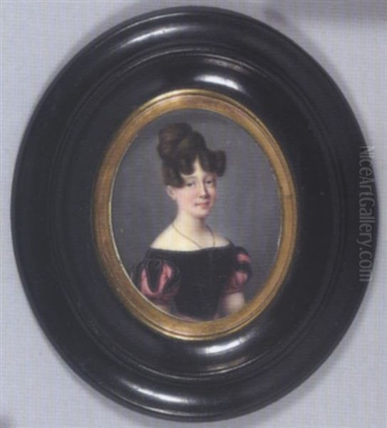 Jeune Fille En Robe De Velours Noir A Manches Ballon A Soufflets De Satin Rose, Ses Cheveux Remontes En Chignon A Coques - view 1