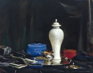 Stilleben Mit Weiser Vase Und Silber