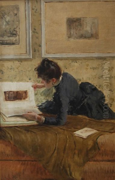 Femme Feuilletant Un Livre D'eaux-fortes - view 1