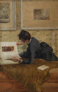 Femme Feuilletant Un Livre D'eaux-fortes
