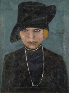 Junge, Rotblonde Frau In Schwarz Mit Hut Und Perlenkette Junge, Rotblonde Frau In Schwarz Mit Hut Und Perlenkette