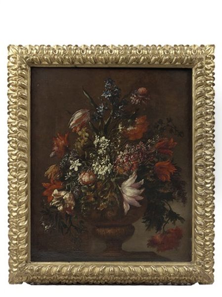 Bouquet De Fleurs Dans Un Vase Pose Sur Un Entablement - view 1