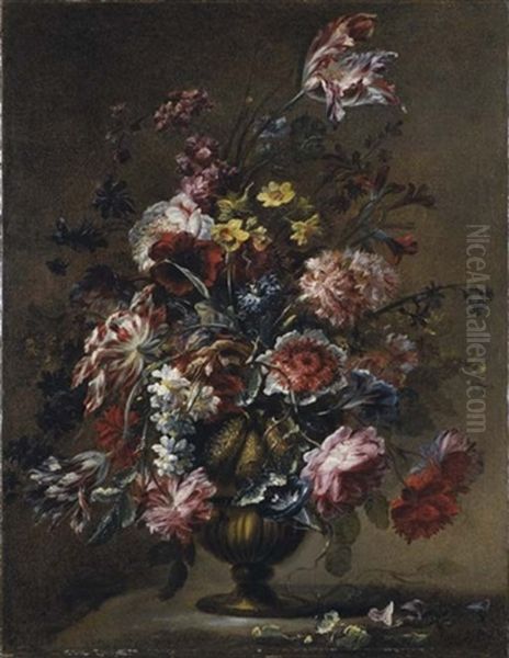 Rose, Tulipani, Campanule E Altri Fiori In Un Vaso Di Metallo Su Un Piano - view 1