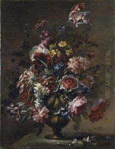 Rose, Tulipani, Campanule E Altri Fiori In Un Vaso Di Metallo Su Un Piano