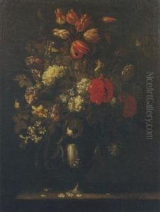 Garofani, Tulipani, Campanule E Altri Fiori In Un Vaso Di Metallo Su Un Piano Di Pietra E Piccoli Uccelli Garofani, Tulipani, Campanule E Altri Fiori In Un Vaso Di Metallo Su Un Piano Di Pietra E Piccoli Uccelli