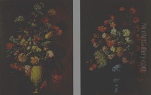 Tulipani, Campanule Bianche E Blu, Peonie, Narcisi E Altri Fiori In Un Vaso Bianco Su Un Piedistallo Di Pietra