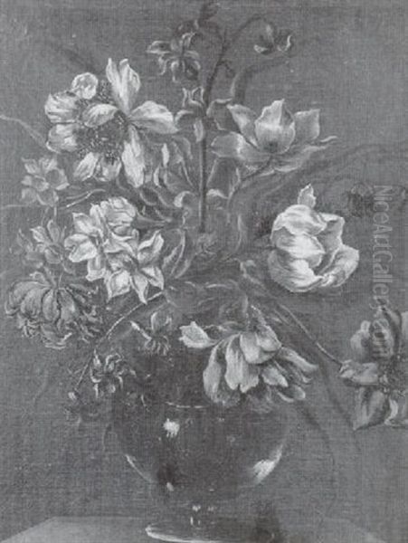 Bouquet De Fleurs Dans Un Vase En Verre Sur Un Entablement - view 1