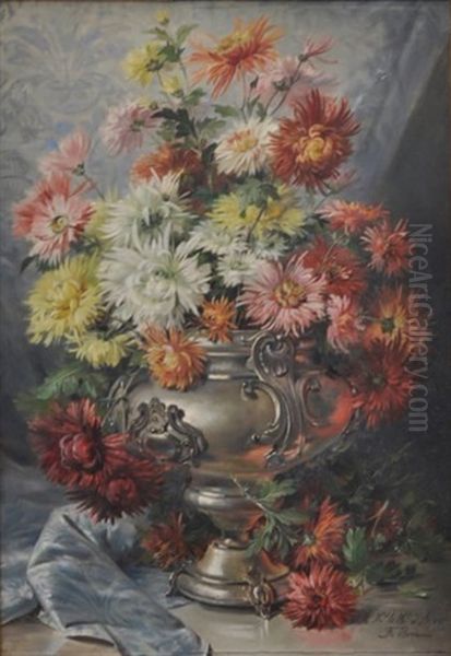 Grand Bouquet De Dahlias Dans Un Vase D'argent Sur Fond De Draperie Bleue - view 1