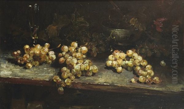 Grappes De Raisins Sur Un Entablement - view 1