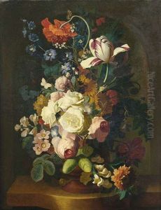 Blumenbouquet Mit Rosen, Nelken, Tulpen, Und Anderen Blumen In Einer Steinvase Auf Steinpodest