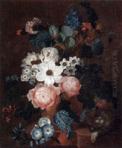 Blumenstilleben Mit Rosen, Narzissen Und Wicken In Skulptierter Keramikvase, Mit Einem Vogelnest Auf Dem Tisch