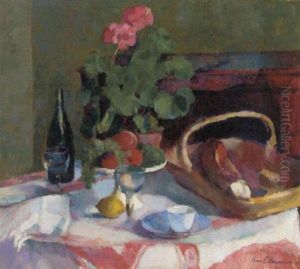 Un Geranium En Pot Avec Des Fruits, Du Pain Et Une Bouteille De Von Sur La Table