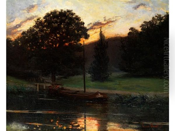 Kahn In Ruhigem Kanalwasser Vor Baumlandschaft Bei Sonnenuntergang - view 1