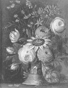 Bouquet De Fleurs Dans Un Vase En Porcelaine Sur Un Entablement