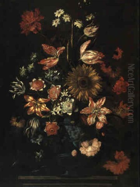 Groser Dekorativer Blumenstraus In Blau Glasierter Tonvase - view 1