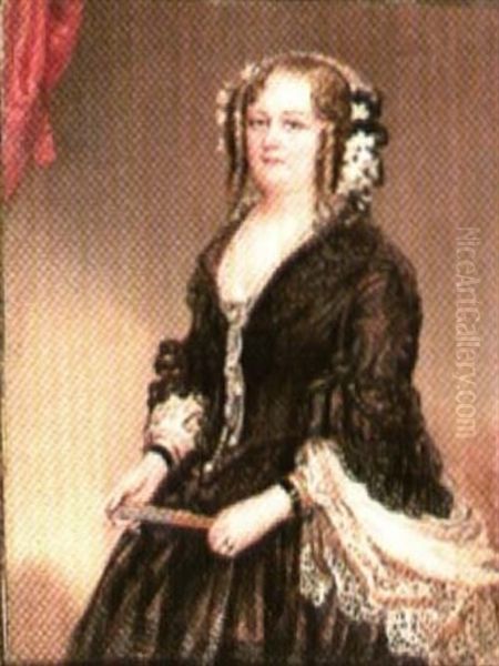 Femme En Cape, Blonde Avec Fleurs Dans Les Cheveux, Robe De Soie Marron, Tient Un Eventail Dans Ses Mains, Grand Collier De Perles, Chale De Dentelle Blanche - view 1