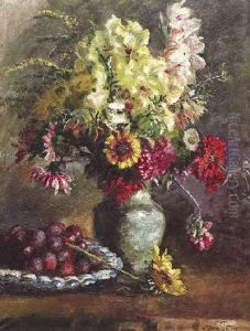 Blumenstraus Mit Gladiolen Und Sonnenblumen. Daneben Eine Schale Mit Pflaumen