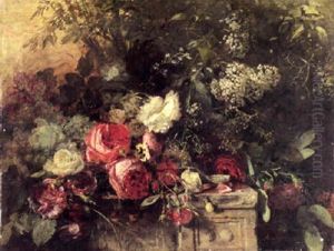 Aufgebluhte Rosen Uber Einem Steinsockel