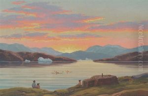 Kystparti Med Gronlaendere, Der Ser Ud Over Fjorden Ved Solnedgangstide