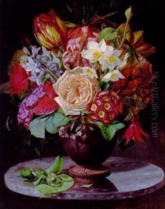 Broget Buket Af Roser, Tulipan, Hyacinter, Syrener Og Fuchsia I En Vase Pa Et Marmorbord
