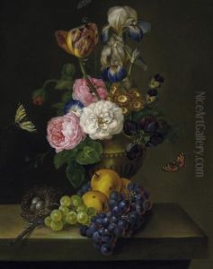 Stilleben Mit Einer Vase Fruhlingsblumen Auf Einer Tischplatte Neben Weintrauben, Apfeln Und Einem Vogelnest