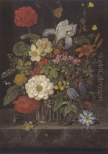 Blumenstraus In Glasvase Mit Schmetterlingen