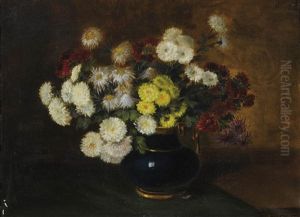 Bouquet Mit Chrysanthemen Und Astern In Blauer Vase