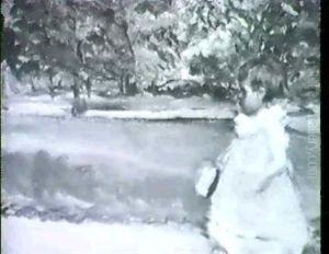 La Petite Fille En Rose Au Jardin