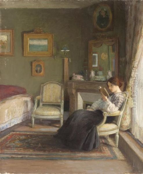 Jeune Femme Lisant Dans Un Interieur - view 1