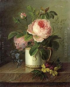 Roses Dans Une Tasse Pres De Pensees Sur Un Entablement