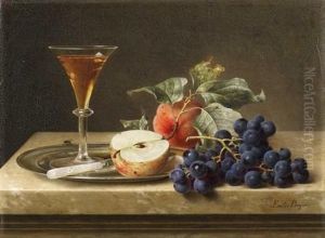 Fruchtestillleben Mit Sektglas, Messer Und Halbem Apfel Auf Einer Silbernen Schale