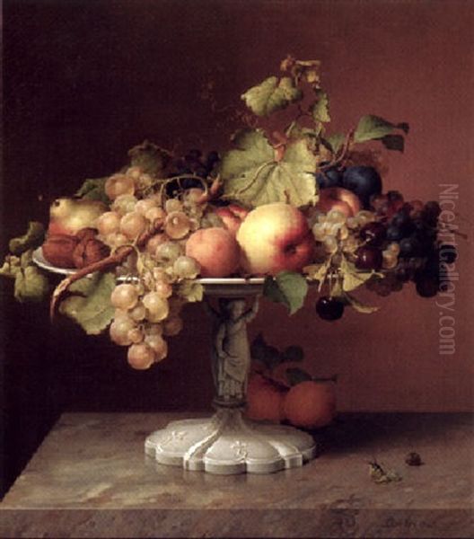 Stilleben Mit Obst Und Weinblattern Auf Einer Skulptierten Keramikschale - view 1