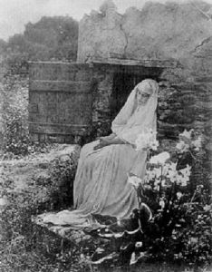 Femme Au Voile Sur La Fenetre