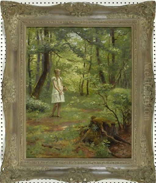 Madchen Im Weisen Kleid Mit Korb Im Sommerlich Grunen Wald Stehend - view 1