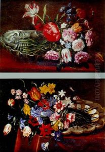 Florero Con Bandeja De Plata Sobre Una Mesa Cubierta Por Mantel Rojo