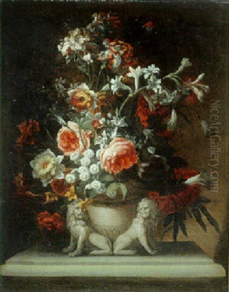 Composition Florale Dans Un Vase A Decor De Lions, Pose Sur Un Entablement - view 1