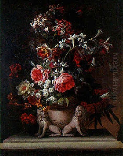 Composition Florale Dans Un Vase A Decor De Lions Presentee Sur Un Entablement - view 1