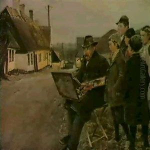 En Maler I Landbyen. Han Sidder Til Hojre Pa Gaden Med Blod Hat Og Briller, Aben Malerkasse Pa Skodet Og En Farverig... En Maler I Landbyen. Han Sidder Til Hojre Pa Gaden Med Blod Hat Og Briller, Aben Malerkasse Pa Skodet Og En Farverig...
