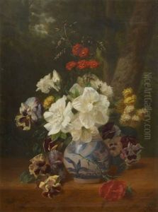 Vase Fleuri Sur Entablement Sur Fond De Troncs D"arbres